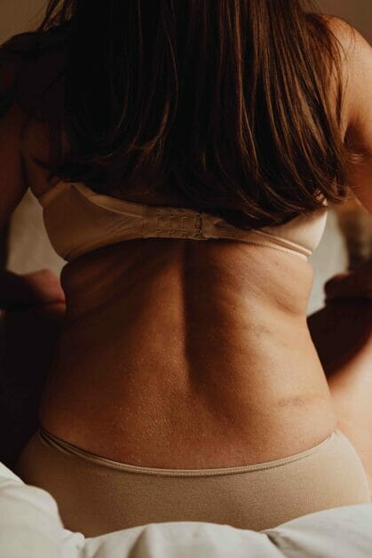 back of a woman with an hourglass body shape